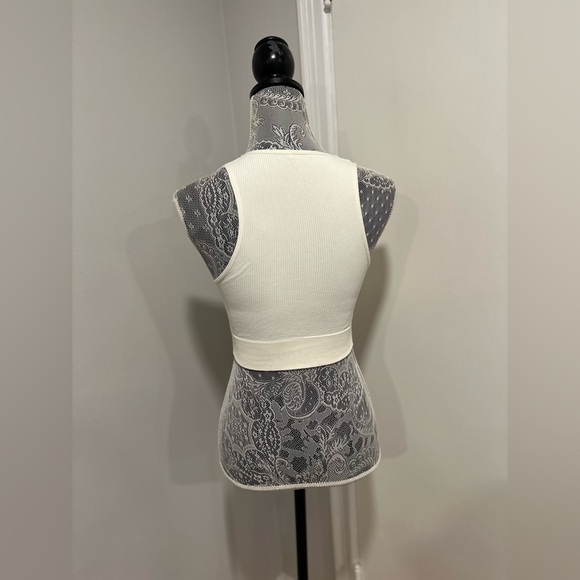 Garage Womans Sz:M Crop Tank Top Cream V Neck Ribbed Cotton Basic Shirt Casual - Picture 2 of 8